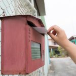 Jak wybrać najodpowiedniejszą skrzynkę pocztową do zamontowania przy domu oraz ogrodzeniu?