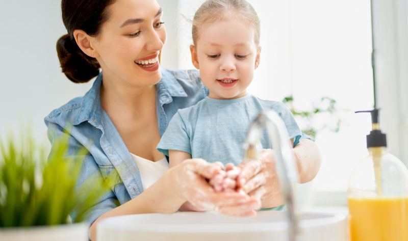 Metody czyszczenia uszu dziecięcych - najlepsze sposoby i produkty do tego!