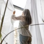 Jak regulacja zawiasów okiennych może pomóc w zatrzymaniu ciepła w domu