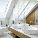 Pomieszczenie łazienki na strychu i sposoby rozmieszczenia elementów sanitarnych