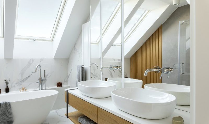 Pomieszczenie łazienki na strychu i sposoby rozmieszczenia elementów sanitarnych