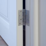 Sposoby na wygłuszenie drzwi wejściowych i redukcję hałasów z korytarza