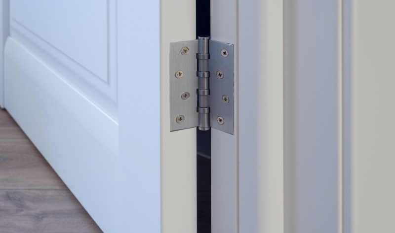 Sposoby na wygłuszenie drzwi wejściowych i redukcję hałasów z korytarza