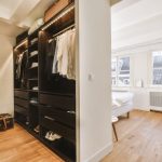 Organizacja garderoby na strychu - jak wykorzystać przestrzeń na poddaszu do przechowywania ubrań?
