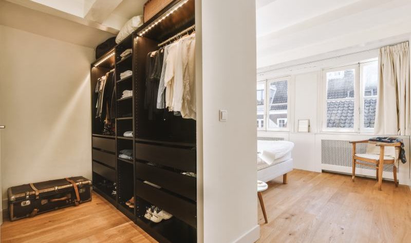Organizacja garderoby na strychu - jak wykorzystać przestrzeń na poddaszu do przechowywania ubrań?