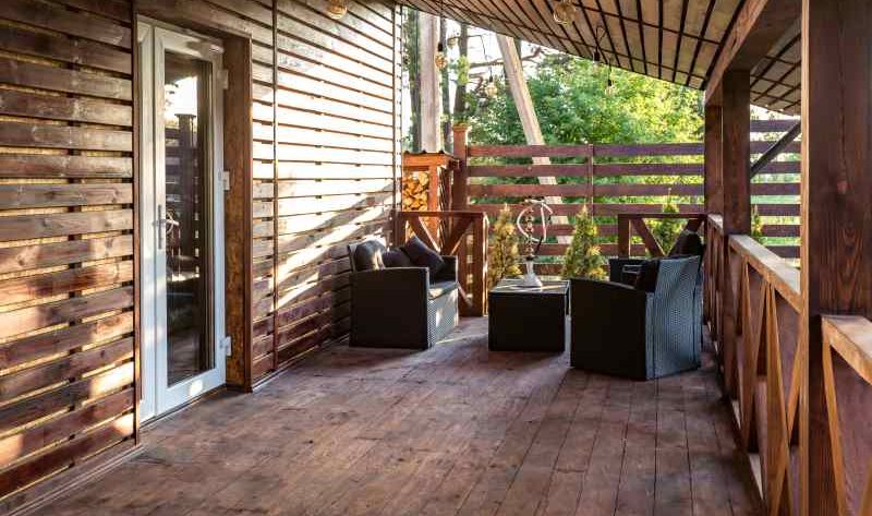Jak utrzymać w dobrym stanie letni domek z drewna na działce
