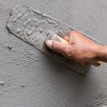 Jak przygotować klasyczną zaprawę cementowo-wapienną do tynkowania? Proporcje i skład mieszanki.
