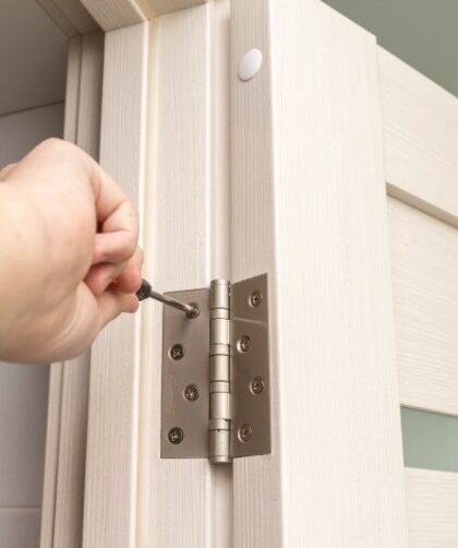 Jak zamontować drzwi w kasecie - metody instalacji drzwi przesuwnych ścianowych i chowanych