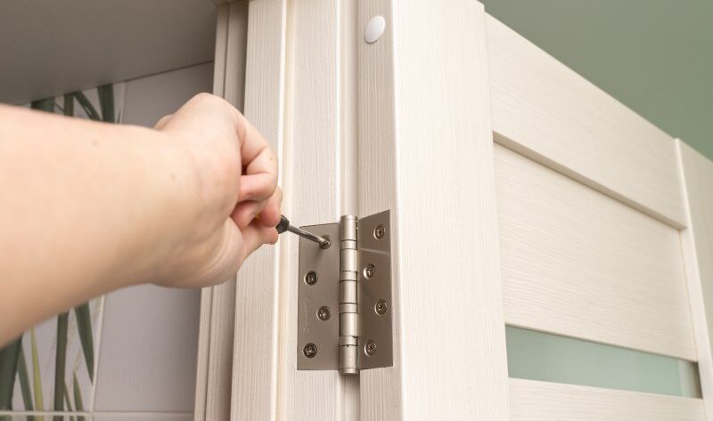 Jak zamontować drzwi w kasecie - metody instalacji drzwi przesuwnych ścianowych i chowanych